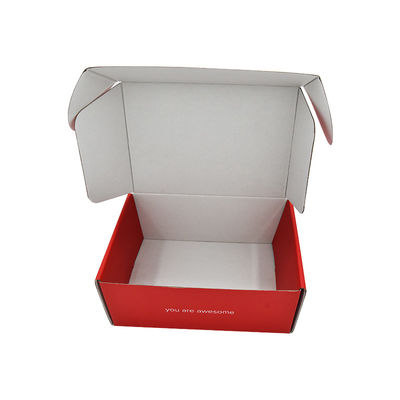 Het stevige Kleine Rood die van Kraftpapier Golfmailer-Dozen voor Kleren vouwen